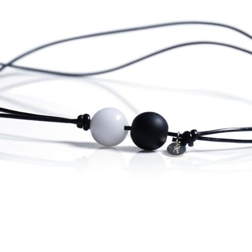 Minimalistisk spirituel Yin Yang halskæde med hvid Jade og sort Onyx