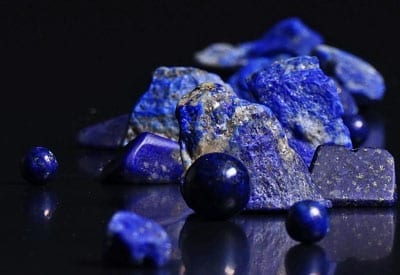 Lapis-Lazuli-stenens-betydning Lapis-Lazuli betydning og egenskaber, polerede og rå sten